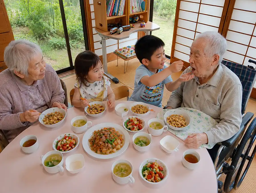 こどもとお年寄りの食事場面